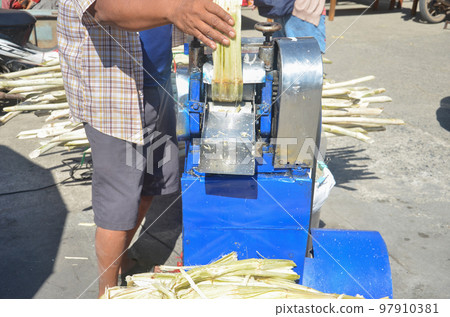 Small machines for crushing and extracting juice from sugarcane. 97910381