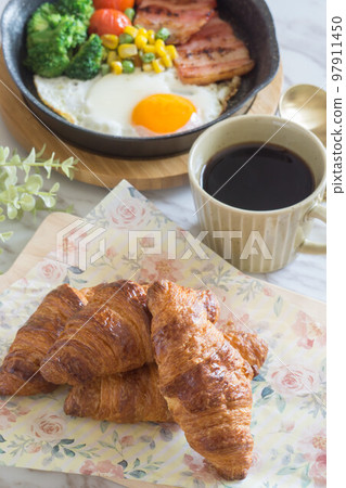羊角麵包和煎蛋早餐 羊角麵包和煎蛋早餐 97911450