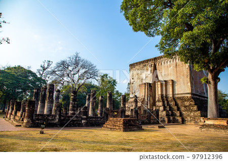 Wat Si Chum temple and big Buddha in Sukhothai historical park, Thailand Wat Si Chum temple and big Buddha in Sukhothai historical park, Thailand 97912396
