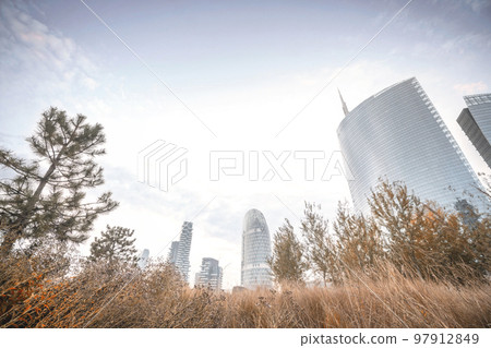 Park in front of a big city with tall buildings 97912849