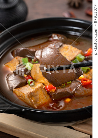 Spicy duck blood jelly stinky tofu 97913077