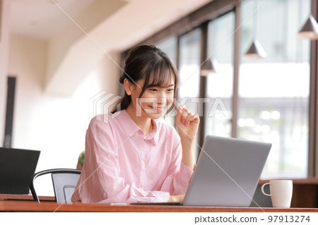 Desk work _ Woman smiling with one elbow 1 Desk work _ Woman smiling with one elbow 1 97913274