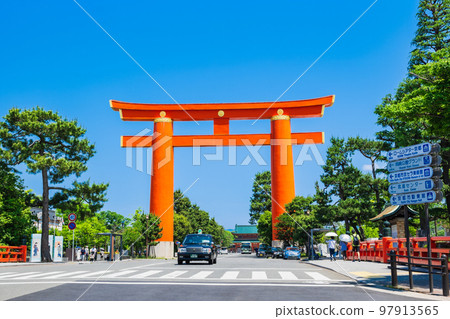Kyoto in spring Heian Jingu Otorii * partly soft focus Kyoto in spring Heian Jingu Otorii * partly soft focus 97913565
