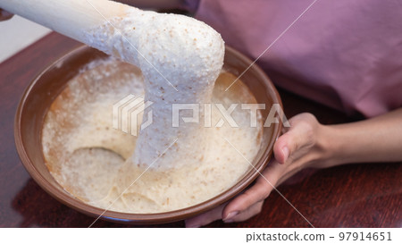Grate the yam and grated yam in a mortar 97914651