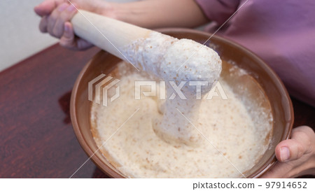 Grate the yam and grated yam in a mortar Grate the yam and grated yam in a mortar 97914652