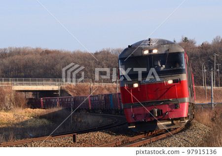 強力牽引長貨運列車的DF200型內燃機車 強力牽引長貨運列車的DF200型內燃機車 97915136