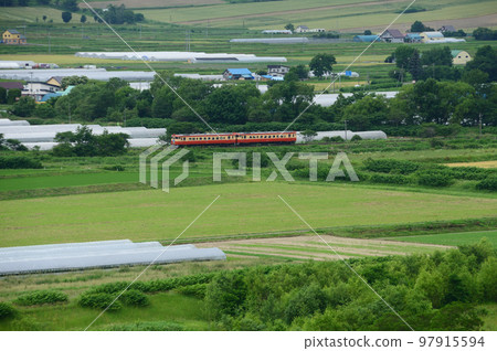 Two-tone 2-car Kiha 40 special train running fast on the Nemuro Main Line (following) Two-tone 2-car Kiha 40 special train running fast on the Nemuro Main Line (following) 97915594