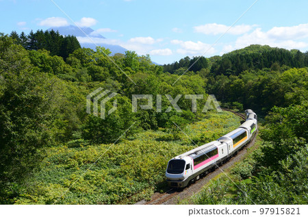 Niseko，使用北方彩虹快車的特別特快，以羊蹄山為背景前往函館 97915821