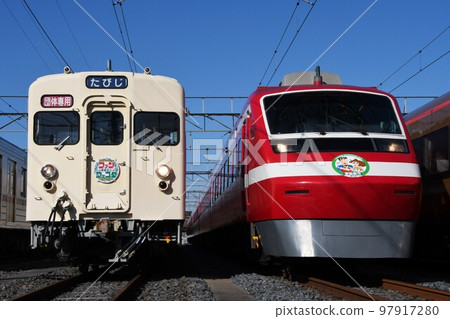 東武鐵道 8000 系列和 200 系列在車站排隊 東武鐵道 8000 系列和 200 系列在車站排隊 97917280