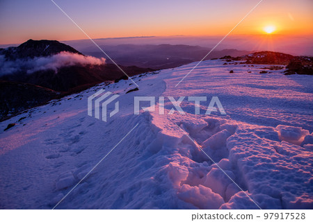 元旦 2023 元旦從九重山脈的 Inaboshi 山看日出 97917528