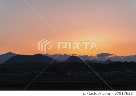 黃昏時的山 黃昏時的山 97917628