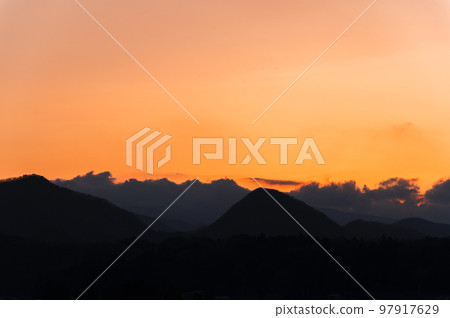 黃昏時的山 黃昏時的山 97917629