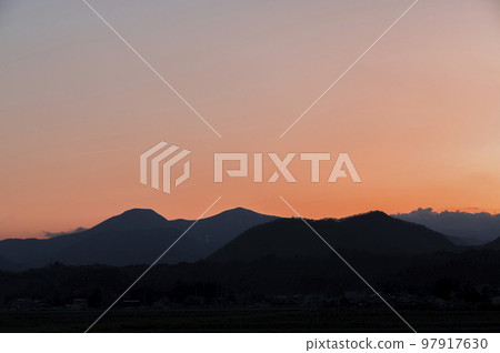 黃昏時的山 黃昏時的山 97917630