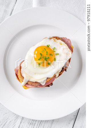 Croque madame sandwich 97918211