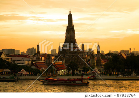 泰國王國首都曼谷鄭王廟的夜景 泰國王國首都曼谷鄭王廟的夜景 97918764