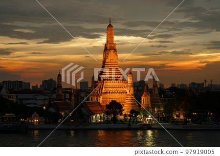 bangkok, wat arun, evening scene 97919005
