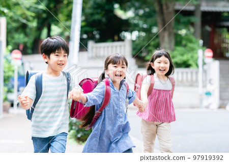 小學生手牽手走在人行道上 97919392