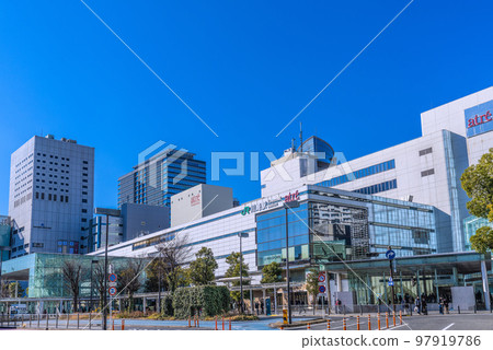 川崎市景,日本元旦川崎站的景色。前往川崎大師等的人的出現= 1月3日 川崎市景,日本元旦川崎站的景色。前往川崎大師等的人的出現= 1月3日 97919786