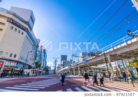 日本新年的川崎城市景觀。從川崎站前東十字路口看到的 Mores = 1 月 3 日 日本新年的川崎城市景觀。從川崎站前東十字路口看到的 Mores = 1 月 3 日 97921507