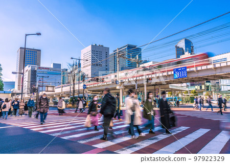 日本新年的川崎城市景觀。從川崎站前東十字路口眺望京急線和街景=1月3日 日本新年的川崎城市景觀。從川崎站前東十字路口眺望京急線和街景=1月3日 97922329