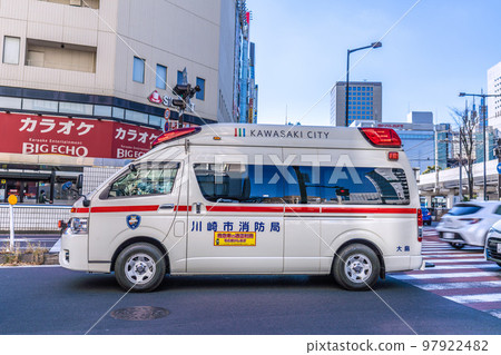 日本川崎市景 一輛救護車駛過川崎站前的十字路口。緊急運行但因交通而減速 = 1 月 3 日 97922482