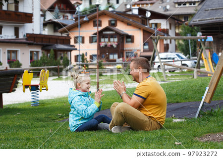 dad with daughter 97923272