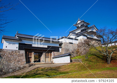 白川市小峰城遺址公園 小峰城修復後的三層砲塔和正門 97924105