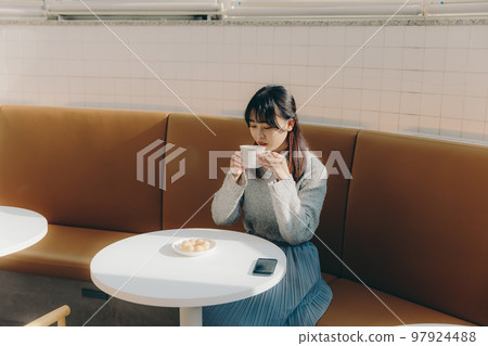 咖啡館的年輕女大學生 97924488