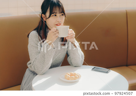 咖啡館的年輕女大學生 咖啡館的年輕女大學生 97924507