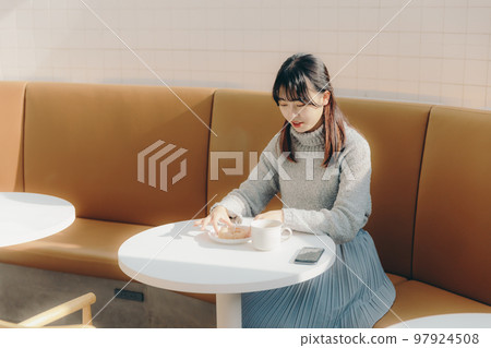 咖啡館的年輕女大學生 咖啡館的年輕女大學生 97924508