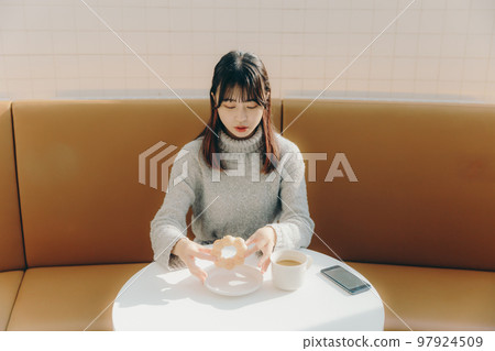 咖啡館的年輕女大學生 咖啡館的年輕女大學生 97924509