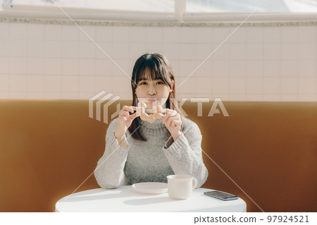 咖啡館的年輕女大學生 97924521