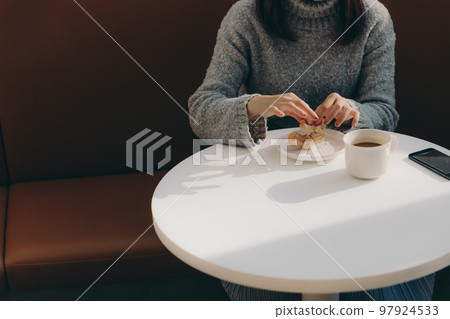 咖啡館的年輕女大學生 咖啡館的年輕女大學生 97924533
