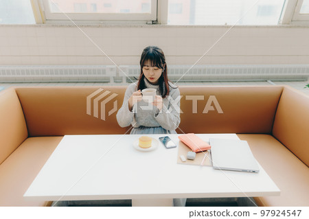 咖啡館的年輕女大學生 咖啡館的年輕女大學生 97924547