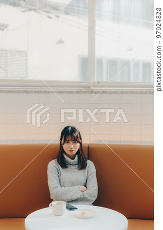 等待在咖啡館的年輕女大學生 等待在咖啡館的年輕女大學生 97924828