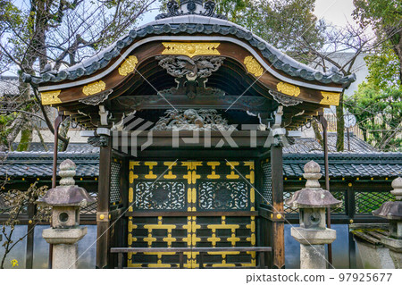大阪府高槻市長井神社唐門背面 大阪府高槻市長井神社唐門背面 97925677