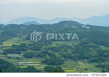 高知縣土佐郡土佐町山波雲海展望台附近的村莊 97925894