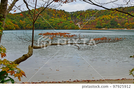 The mountain behind Naruko Onsen, the caldera lake, and the autumn leaves of Katanuma The mountain behind Naruko Onsen, the caldera lake, and the autumn leaves of Katanuma 97925912