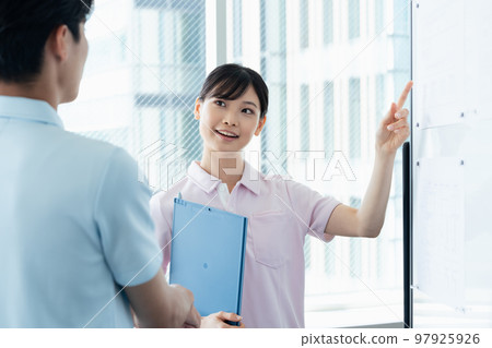Senior staff training new employees 97925926