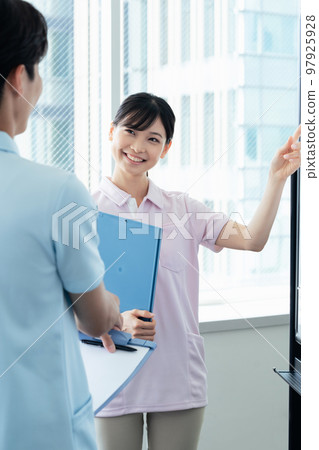 Senior staff training new employees Senior staff training new employees 97925928