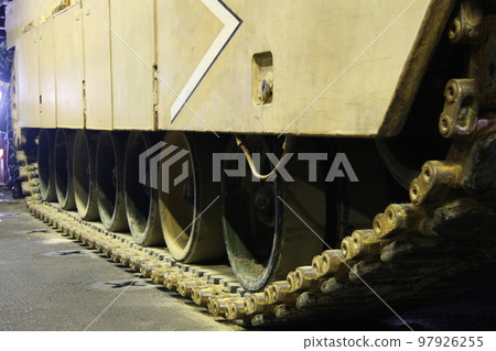 美國軍用 M-1 坦克毛蟲（放大修整，2012 年艦隊周向公眾開放） 97926255