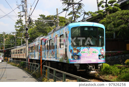 以綠樹為背景的江之島電鐵1000系車廂（2012年拍攝） 97926256