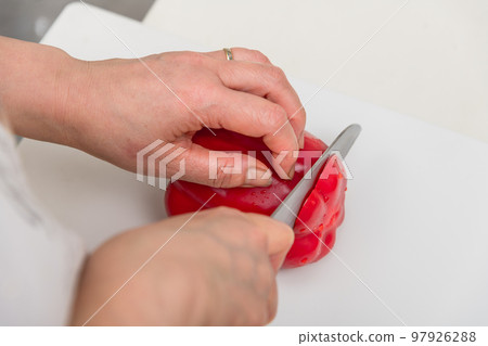 [Cut the red paprika with a Santoku knife] 97926288