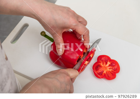 [Slice the red paprika with a Santoku knife] 97926289