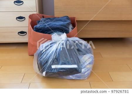 塑料袋裡的衣服放在室內 衣服堆積起來 回收和淘汰圖片 97926781
