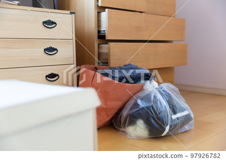 塑料袋裡的衣服放在室內 衣服堆積起來 回收和淘汰圖片 塑料袋裡的衣服放在室內 衣服堆積起來 回收和淘汰圖片 97926782