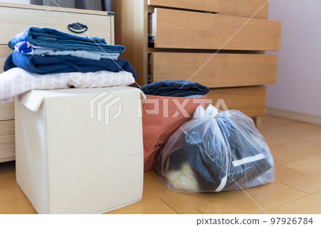 塑料袋裡的衣服放在室內 衣服堆積起來 回收和淘汰圖片 97926784