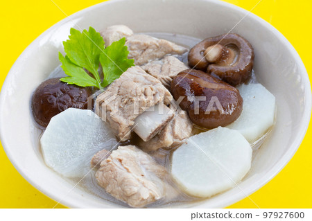 Pork rib soup with white radish and shiitake mushroom 97927600