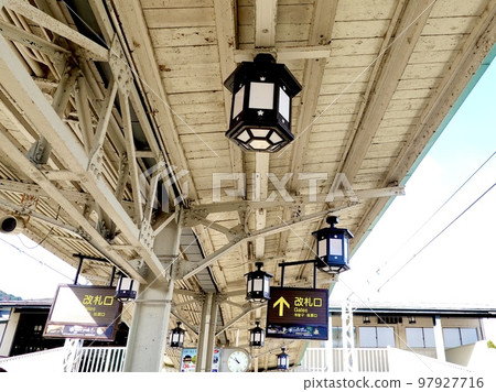 從京都市右京區阪急嵐山站站台仰望屋頂燈的景色 97927716