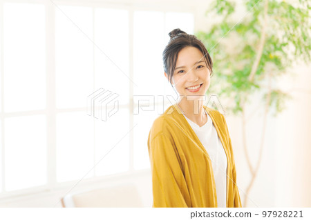 在房間裡放鬆的女人 97928221